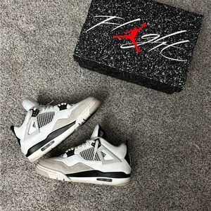 Jordan 4 "Military Black" MENS US size 8.5, black and white colorway